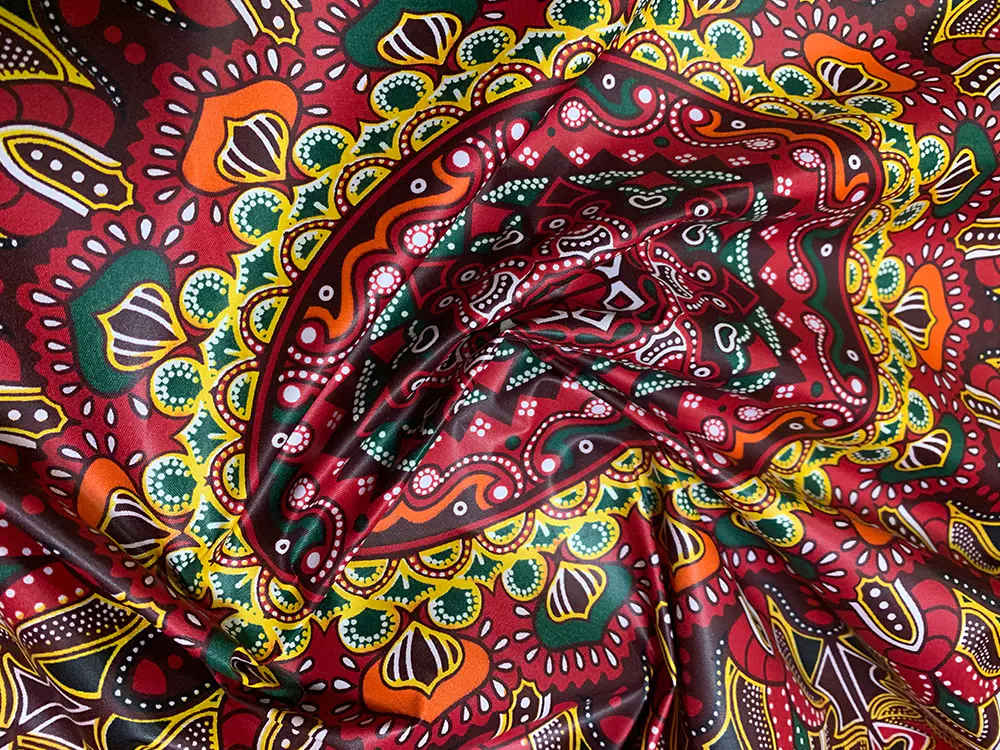 Polyester Afrika Balmumu Kumaşının geleneksel Afrika batik kumaşıyla karşılaştırıldığında benzersiz özellikleri nelerdir?